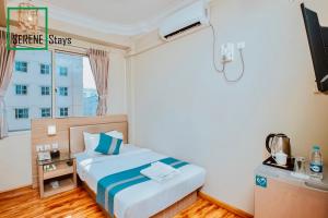 Ліжко або ліжка в номері SERENE Stays Hotel
