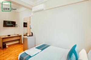 Ліжко або ліжка в номері SERENE Stays Hotel