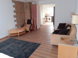 uma sala de estar com um sofá e uma mesa em Apartment City Metzingen em Reutlingen