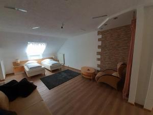 uma sala de estar com um sofá e uma parede de tijolos em Apartment City Metzingen em Reutlingen