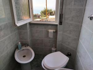 A bathroom at Bianca House Sea View Még 29 kép