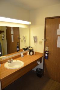 Ванная комната в Baymont by Wyndham Davenport