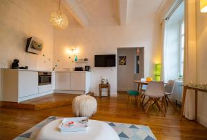 ein Wohnzimmer mit einer Küche und einem Esszimmer in der Unterkunft charme et standing centre ville in Barcelonnette