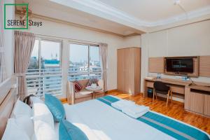 Ліжко або ліжка в номері SERENE Stays Hotel