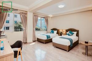 Ліжко або ліжка в номері SERENE Stays Hotel