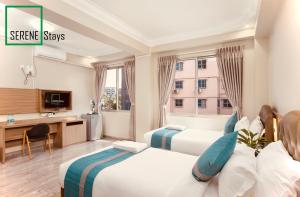 Ліжко або ліжка в номері SERENE Stays Hotel
