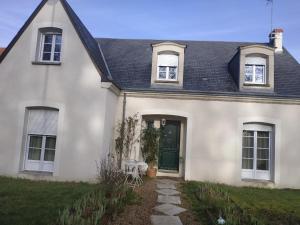 een wit huis met een groene deur bij CHEZ MARLYSE in Blois +8 foto's