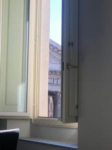 uma vista para a torre Eiffel através de uma janela em The Pantheon Eyes em Roma