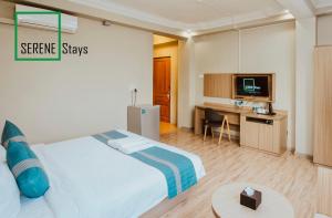 Кухня або міні-кухня у SERENE Stays Hotel