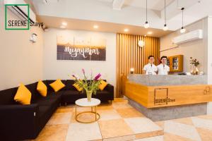 Зона вітальні в SERENE Stays Hotel
