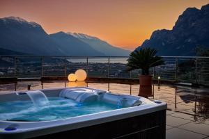 a jacuzzi tub with a view of mountains at Agriturismo Maso Botes in Arco