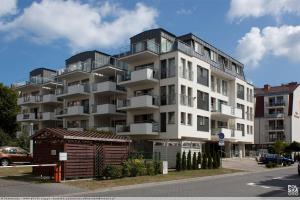 un gran edificio de apartamentos con balcones en una calle en Stella Baltic 39 en Świnoujście