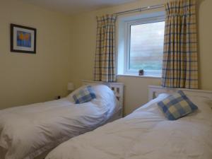 The Woodshed - A newly built, 2 bedroom, cottage near Glastonbury客房内的一张或多张床位
