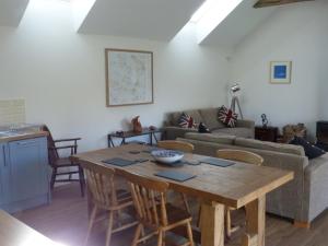 The Woodshed - A newly built, 2 bedroom, cottage near Glastonbury的休息区