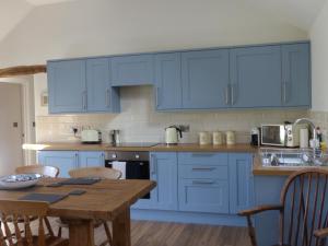 The Woodshed - A newly built, 2 bedroom, cottage near Glastonbury的厨房或小厨房