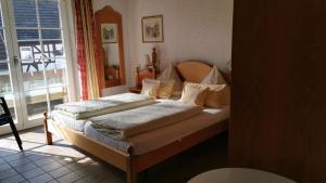Ein Bett oder Betten in einem Zimmer der Unterkunft Gästehaus im Malerwinkel-Rhodt