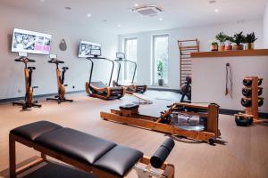 einen Fitnessraum mit mehreren Trainingsgeräten in einem Raum in der Unterkunft Vienna House by Wyndham MQ Kronberg in Kronberg im Taunus