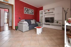 a living room with a couch and a tv at Welc-om Romantic Flat in Vigonovo