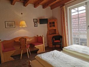 1 dormitorio con cama, escritorio y silla en Gästehaus im Malerwinkel-Rhodt, en Rhodt unter Rietburg