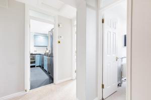 een hal met een deur naar een keuken bij Warwick Victorian Apartment in Warwick +16 foto's