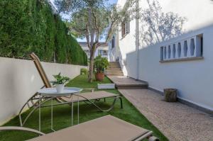a small yard with a table and a chair at PDM CA'N NOFRE in Playa de Muro