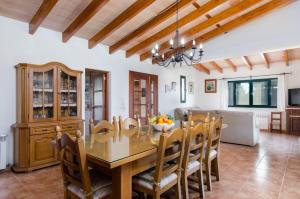 a kitchen and dining room with a table and chairs at Pula Viñas in Son Servera