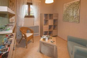 ein Wohnzimmer mit einem Sofa und einem Tisch in der Unterkunft Chalet Beau Regard in Hellert