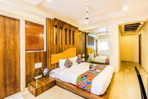 um quarto de hotel com uma cama e uma janela em FabHotel Sahar Garden Marol em Mumbai