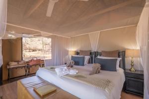 Postel nebo postele na pokoji v ubytování Karongwe Portfolio - Chisomo Safari Camp