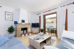 salon z kanapą i stołem w obiekcie PDM CA'N NOFRE w Playa de Muro