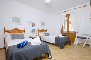 sypialnia z 2 łóżkami i krzesłem w obiekcie PDM CA'N NOFRE w Playa de Muro
