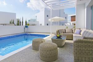 Πισίνα στο ή κοντά στο Villa Paradisia +35 φωτογραφίες