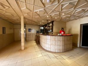 班基Hotel Levy's的站在餐厅酒吧的人