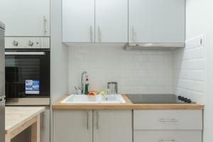 Kuchnia lub aneks kuchenny w obiekcie Cozy Flat with Terrace & Patio, next to Lycabettus