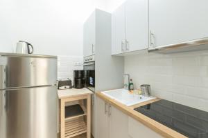 Kuchnia lub aneks kuchenny w obiekcie Cozy Flat with Terrace & Patio, next to Lycabettus