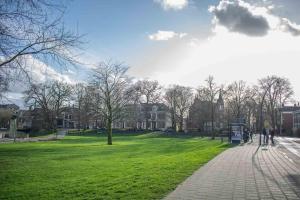 a green park with people walking on a sidewalk at Jantjes lief appartement in Zwolle