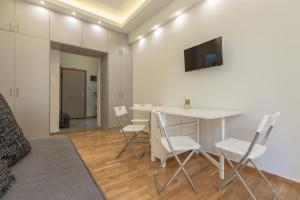 Telewizja i/lub zestaw kina domowego w obiekcie Cozy Flat with Terrace & Patio, next to Lycabettus