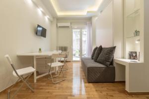 Telewizja i/lub zestaw kina domowego w obiekcie Cozy Flat with Terrace & Patio, next to Lycabettus