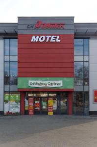 un magasin devant un motel moderne dans l'établissement Motel Dymek, à Dębica