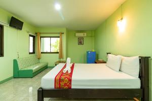 Un pat sau paturi într-o cameră la Khum Suk Resort