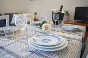einen Tisch mit Tellern und Weingläsern darauf in der Unterkunft Beverly Park Residence in Tirrenia