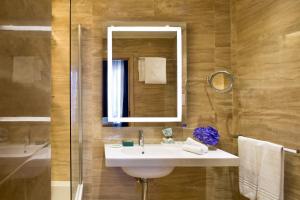un bagno con lavandino e specchio di Starhotels Terminus a Napoli