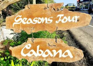 dos señales de madera con las palabras sazono calaba en Seasons Four Mini Jungle Cabana en Matara