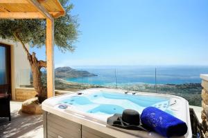 eine Whirlpool-Badewanne mit Meerblick in der Unterkunft Stefanos Village Hotel in Plakias