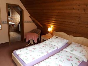 Postel nebo postele na pokoji v ubytování Gästehaus "Gisela" im fürstlichen Fischhaus