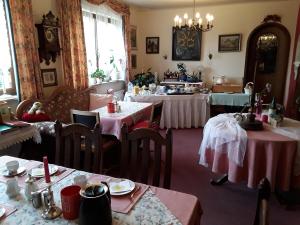Restaurace v ubytování Gästehaus "Gisela" im fürstlichen Fischhaus