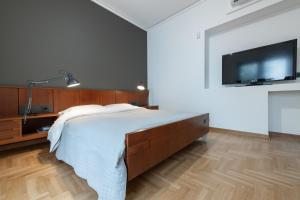 Postel nebo postele na pokoji v ubytování The H Experience Boutique Apartments Athens - free parking and fiber internet