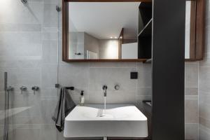 Koupelna v ubytování The H Experience Boutique Apartments Athens - free parking and fiber internet