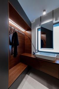 La salle de bains est pourvue d'un lavabo et d'un miroir. dans l'établissement The H Experience Boutique Apartments Athens, à Athènes