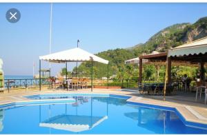 une piscine avec vue sur l'océan dans l'établissement Lavender House (Glyfada beach), à Glyfada